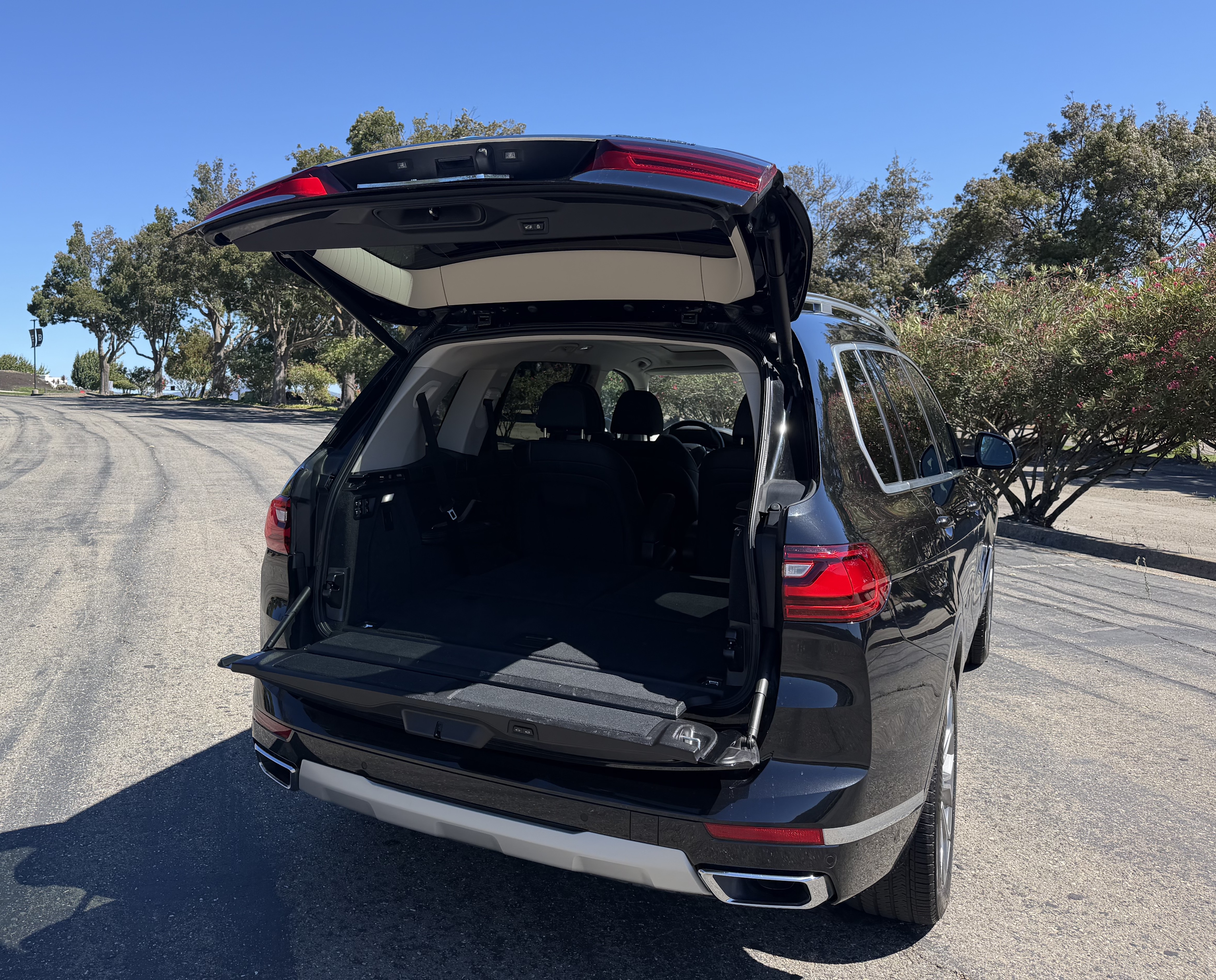 Used 2022 BMW X7 xDrive40i w/ Premium Package AWD/4WD image 9