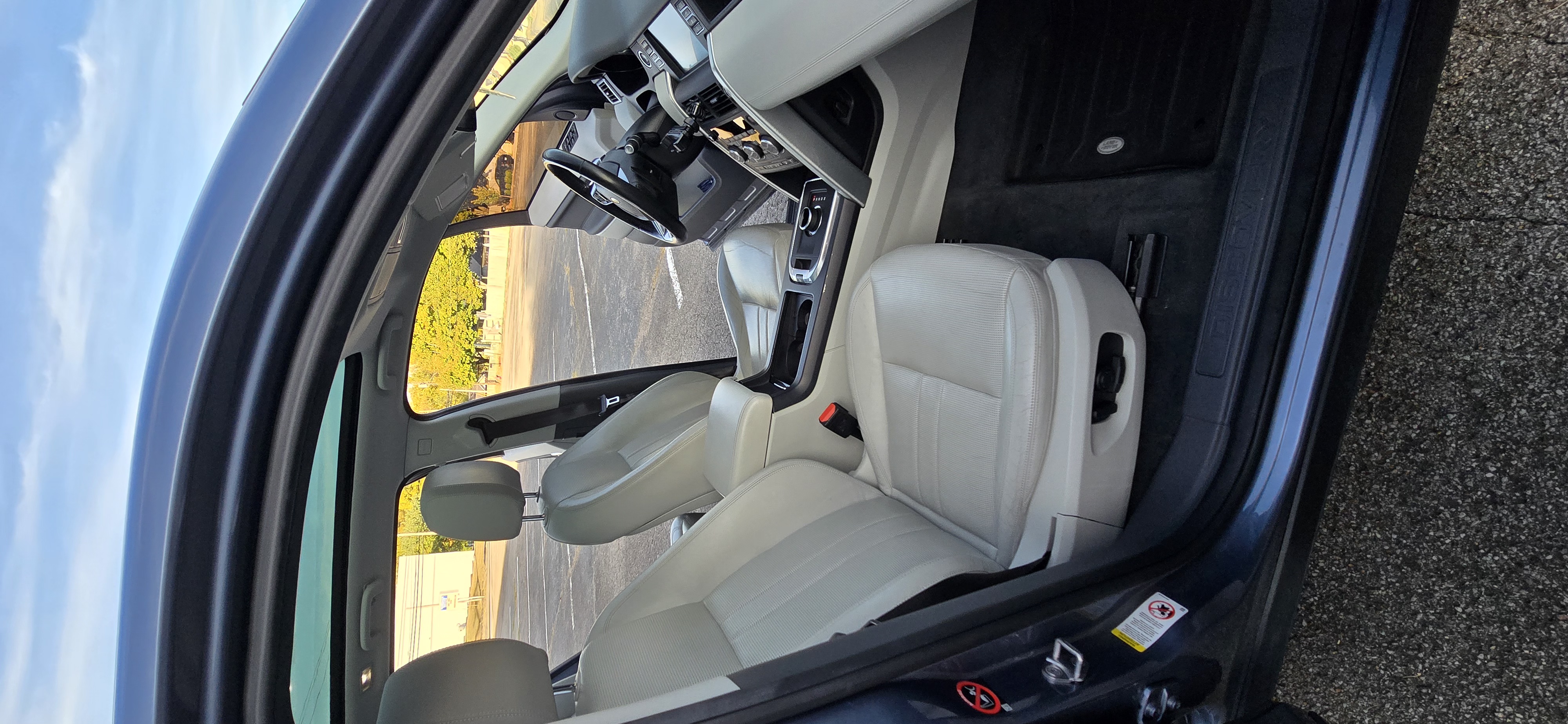 Used 2018 Land Rover Discovery Sport HSE AWD/4WD image 9