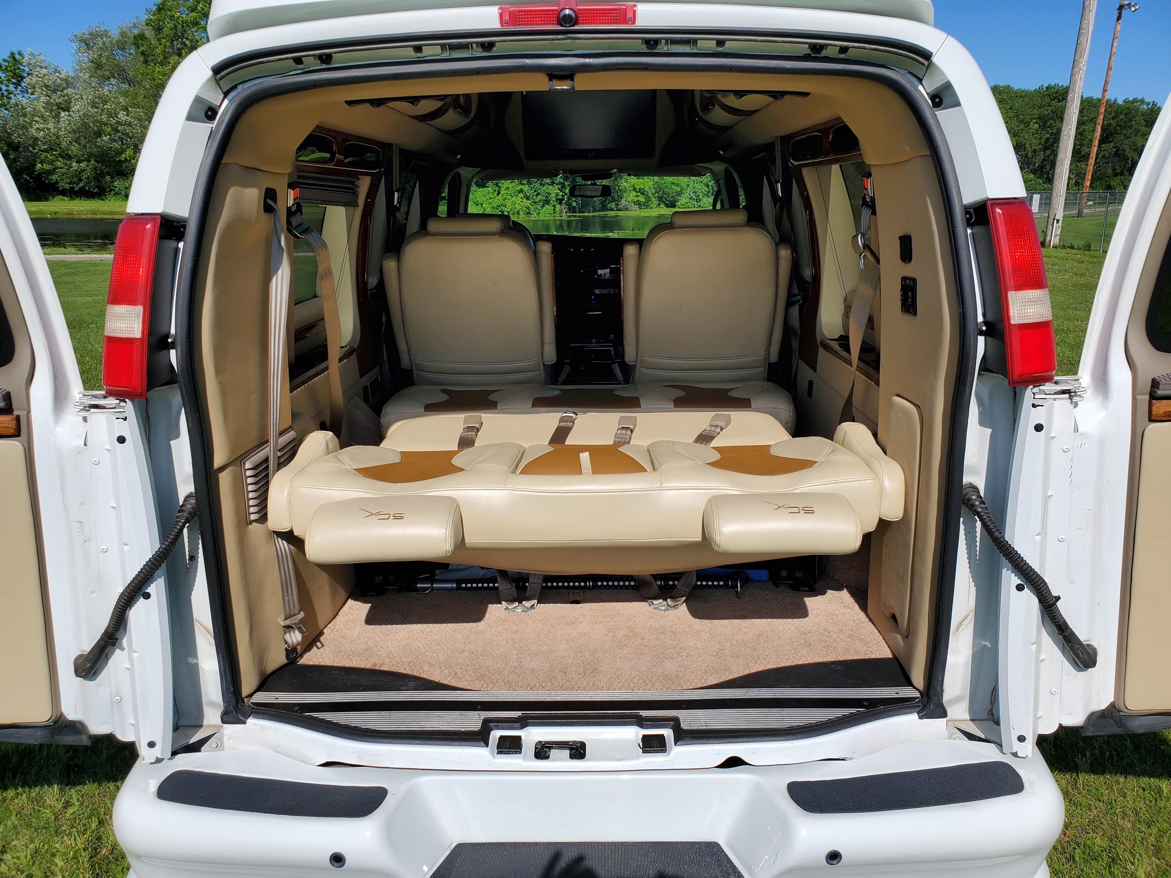 Used 2012 Chevrolet Express 1500 RWD image 4