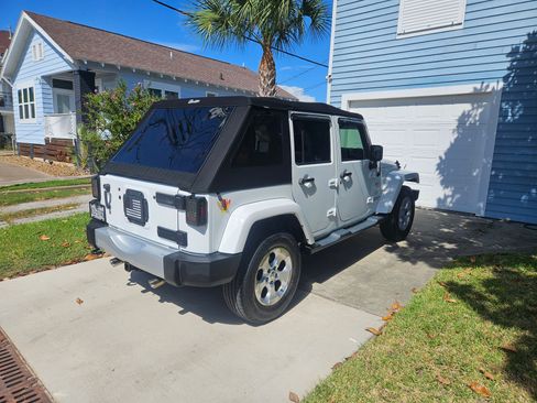 Used 2015 Jeep Wrangler Unlimited Sahara w/ Connectivity Group AWD/4WD image 4