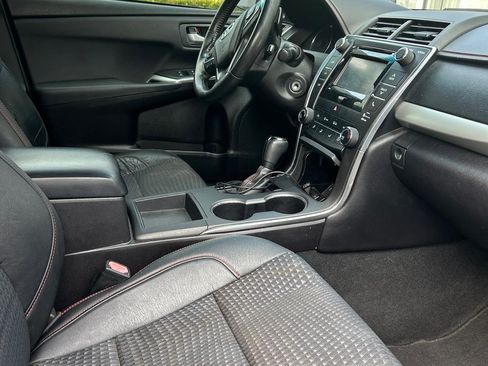 Used 2015 Toyota Camry SE image 4