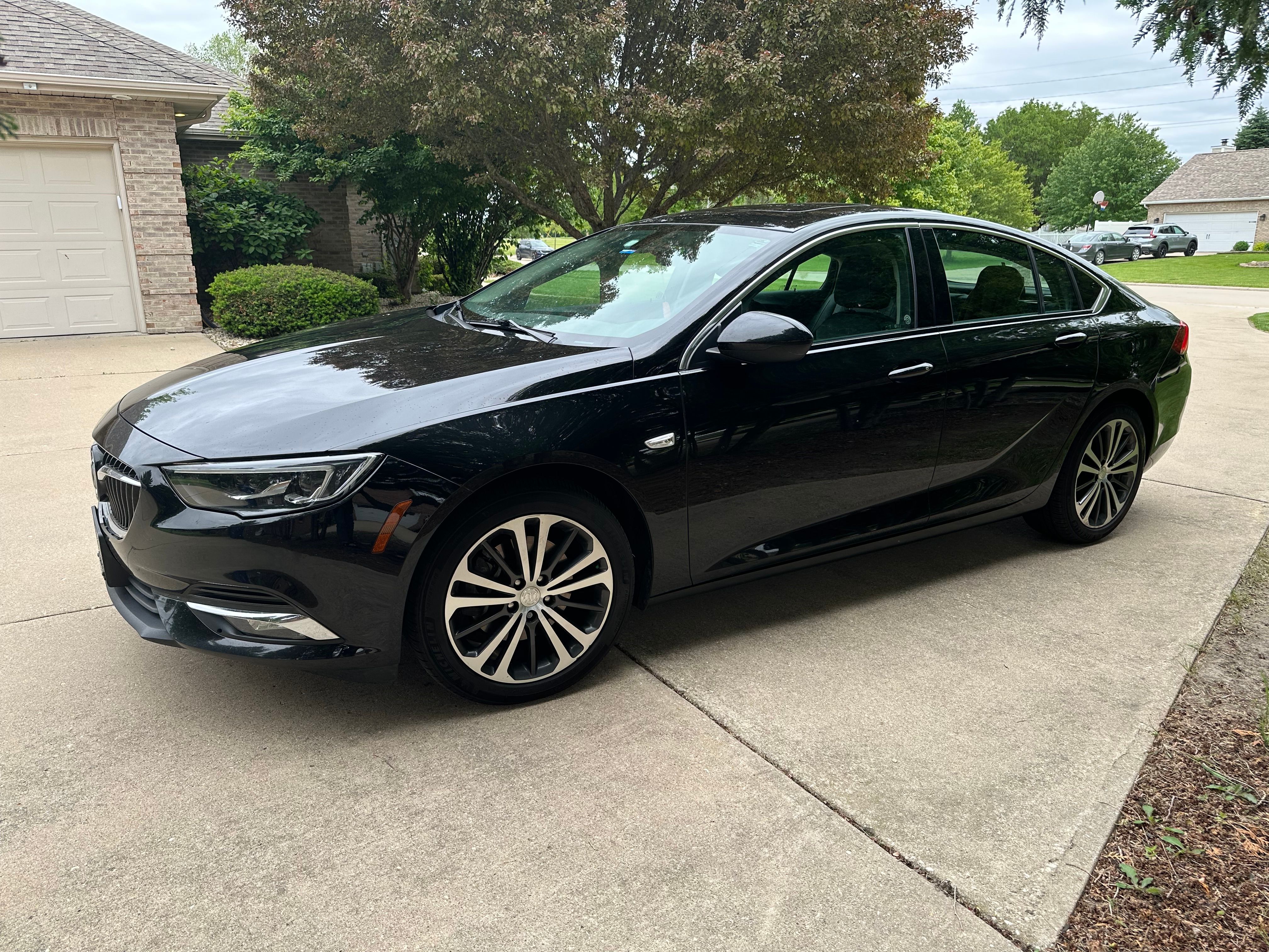 Used 2018 Buick Regal Essence w/ Driver Confidence Package #1 AWD/4WD image 1