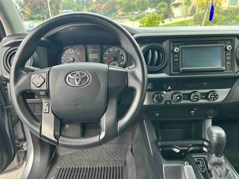 Used 2017 Toyota Tacoma 4x4 Access Cab image 9