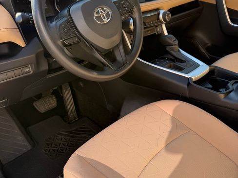 Used 2021 Toyota RAV4 XLE w/ Convenience Package FWD image 5