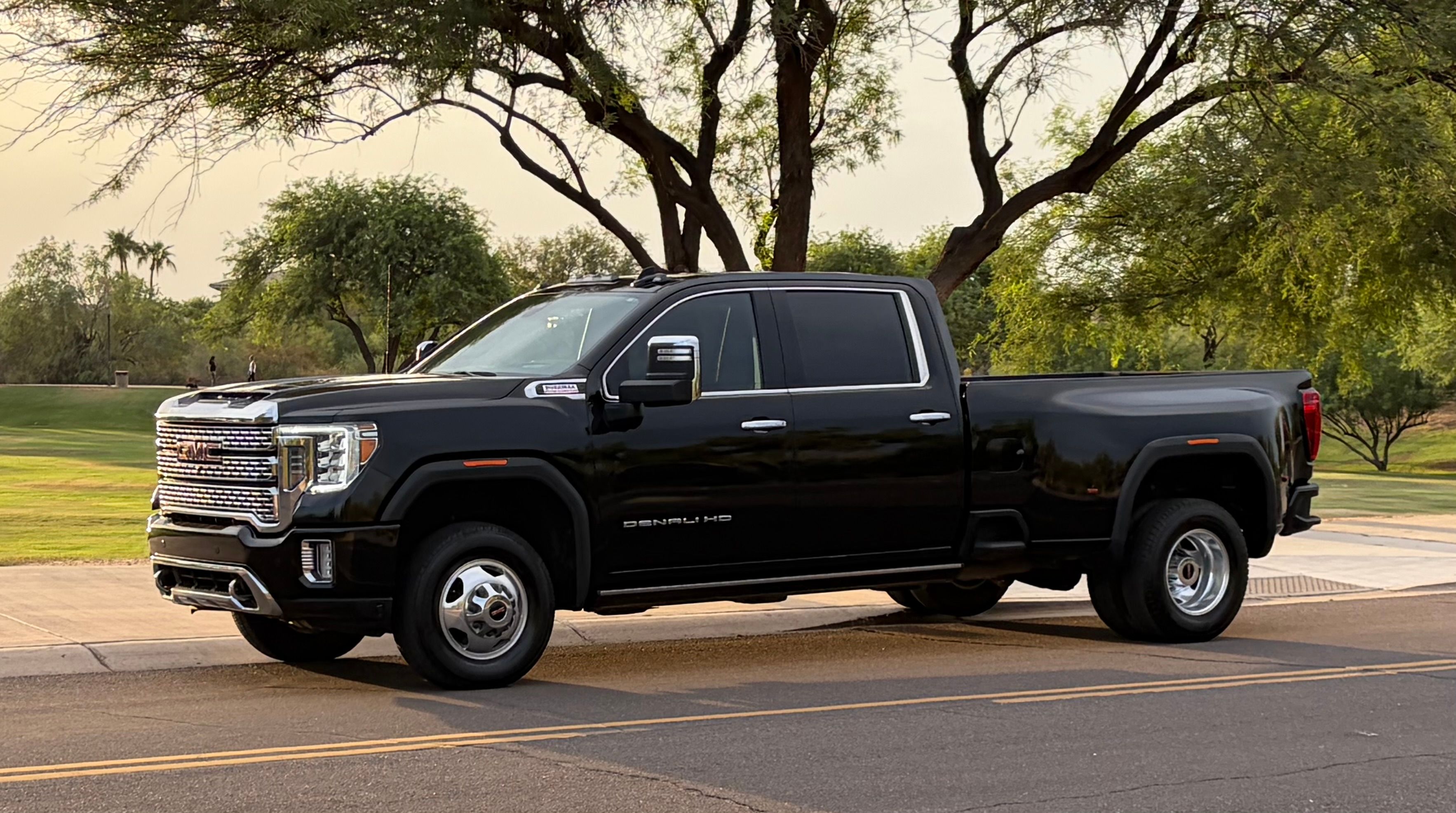 Used 2022 GMC Sierra 3500 Denali w/ Technology Package AWD/4WD image 1