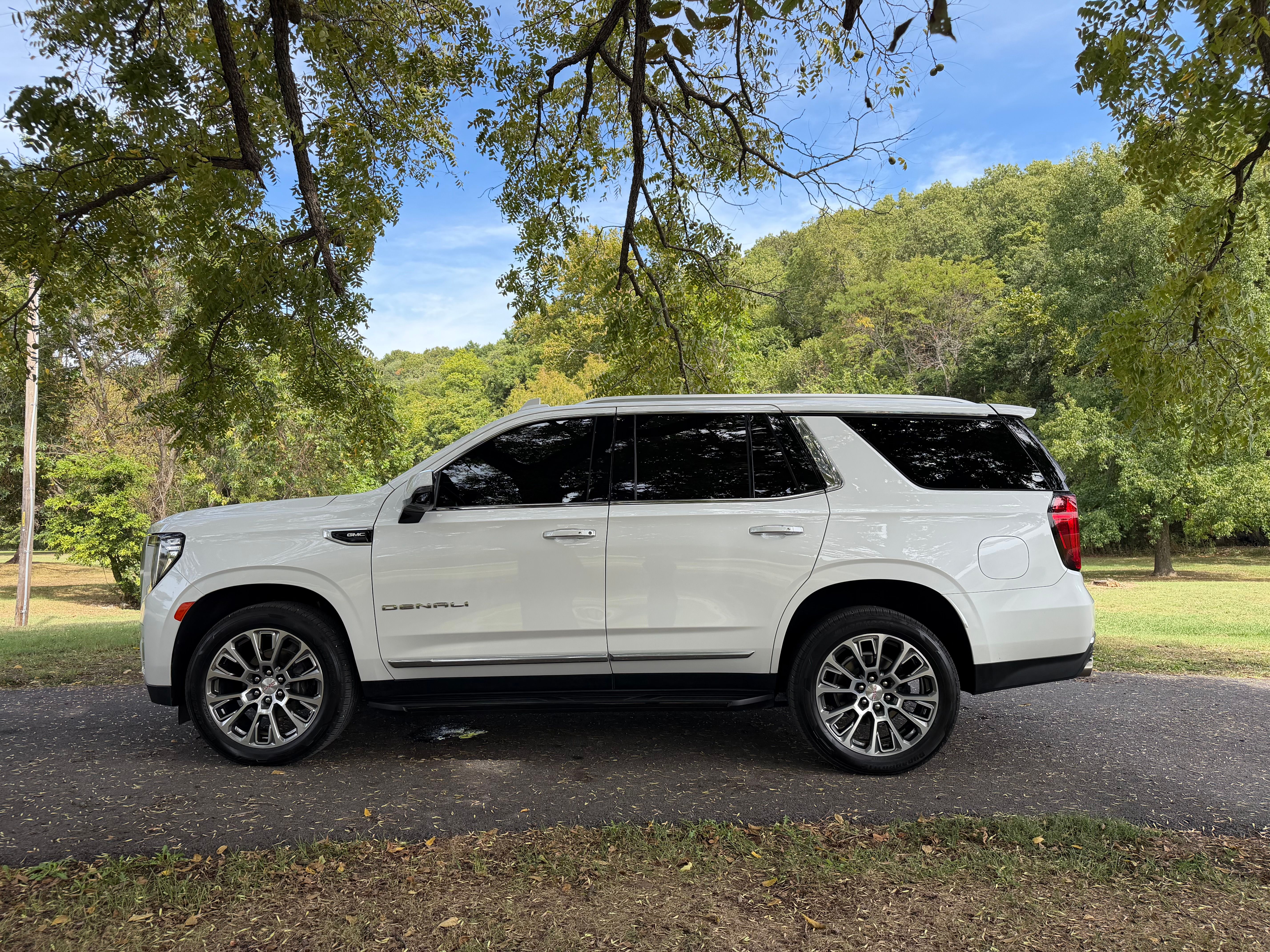 Used 2023 GMC Yukon Denali AWD/4WD image 2