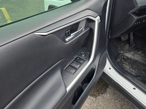 Used 2021 Toyota RAV4 XLE w/ Convenience Package image 10