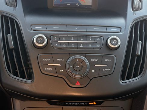 Used 2018 Ford Focus SE FWD image 5
