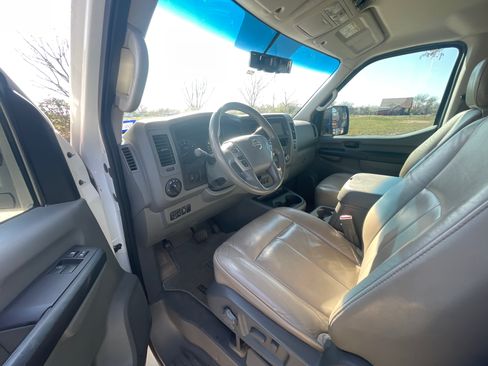 Used 2015 Nissan NV 3500 SL w/ Technology Package image 17