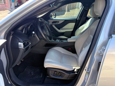Used 2017 Jaguar F-PACE Prestige image 13