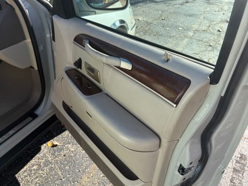 Used 2004 Lincoln Town Car Ultimate RWD image 28