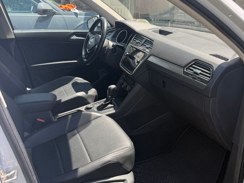 Used 2018 Volkswagen Tiguan SEL AWD/4WD image 9