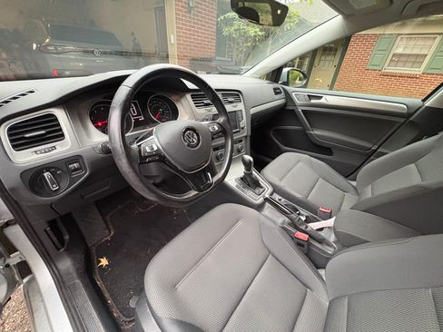 Used 2017 Volkswagen Golf S image 11