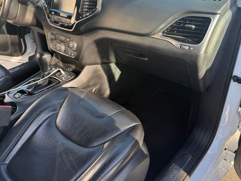 Used 2019 Jeep Cherokee Overland w/ Technology Group image 12