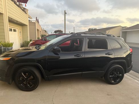 Used 2018 Jeep Cherokee Latitude w/ Altitude Package image 9