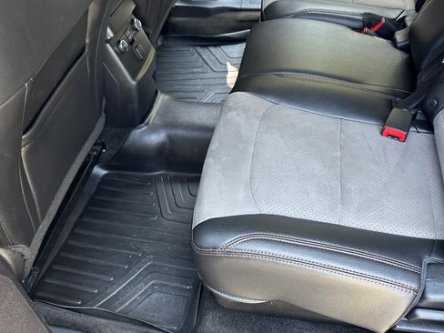 Used 2017 Ford Explorer XLT w/ Equipment Group 202A AWD/4WD image 13