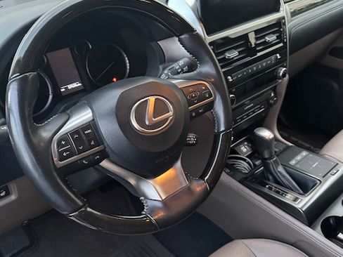 Used 2023 Lexus GX 460 Premium w/ Premium Package image 9