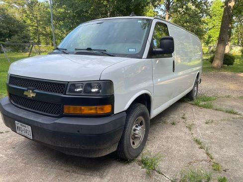 Used 2019 Chevrolet Express 2500 Extended RWD image 2