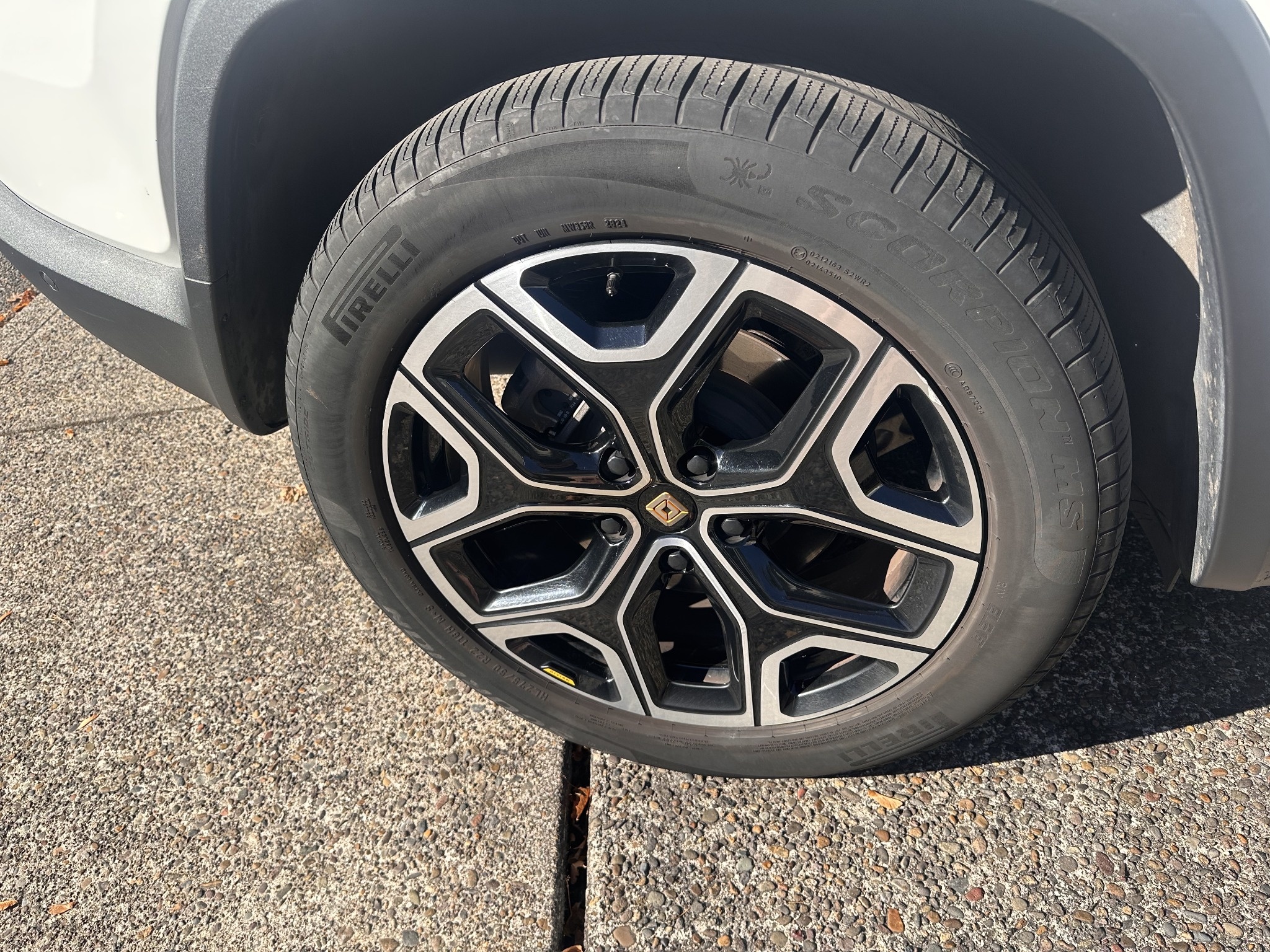 Used 2025 Rivian R1S Adventure Dual AWD/4WD image 21