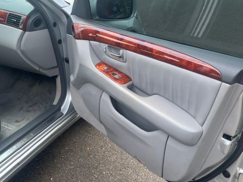 Used 2005 Lexus LS 430 w/ Premium Pkg RWD image 18
