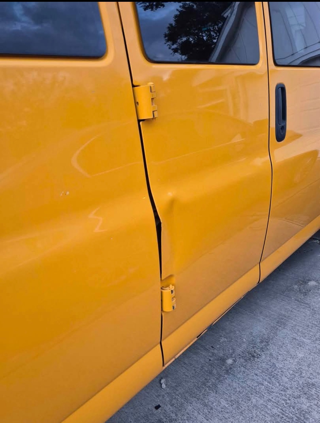 Used 2014 Chevrolet Express 3500 Extended RWD image 10