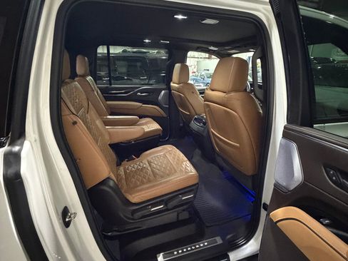 Used 2022 Cadillac Escalade ESV Sport w/ Touring Package image 12