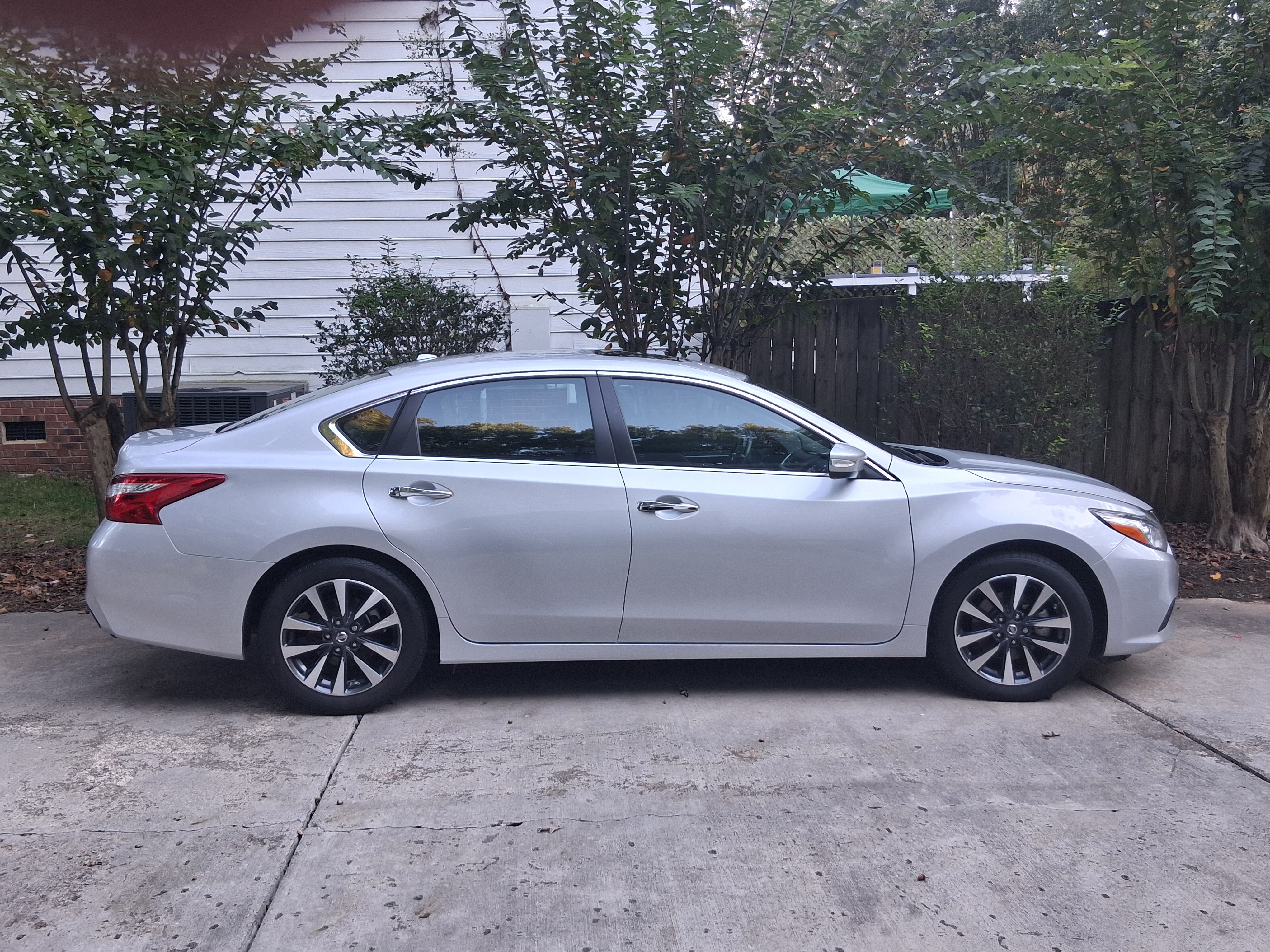 Used 2016 Nissan Altima 2.5 SL w/ Moonroof Package FWD image 6