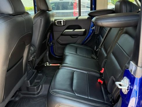 Used 2018 Jeep Wrangler Unlimited Sahara AWD/4WD image 5