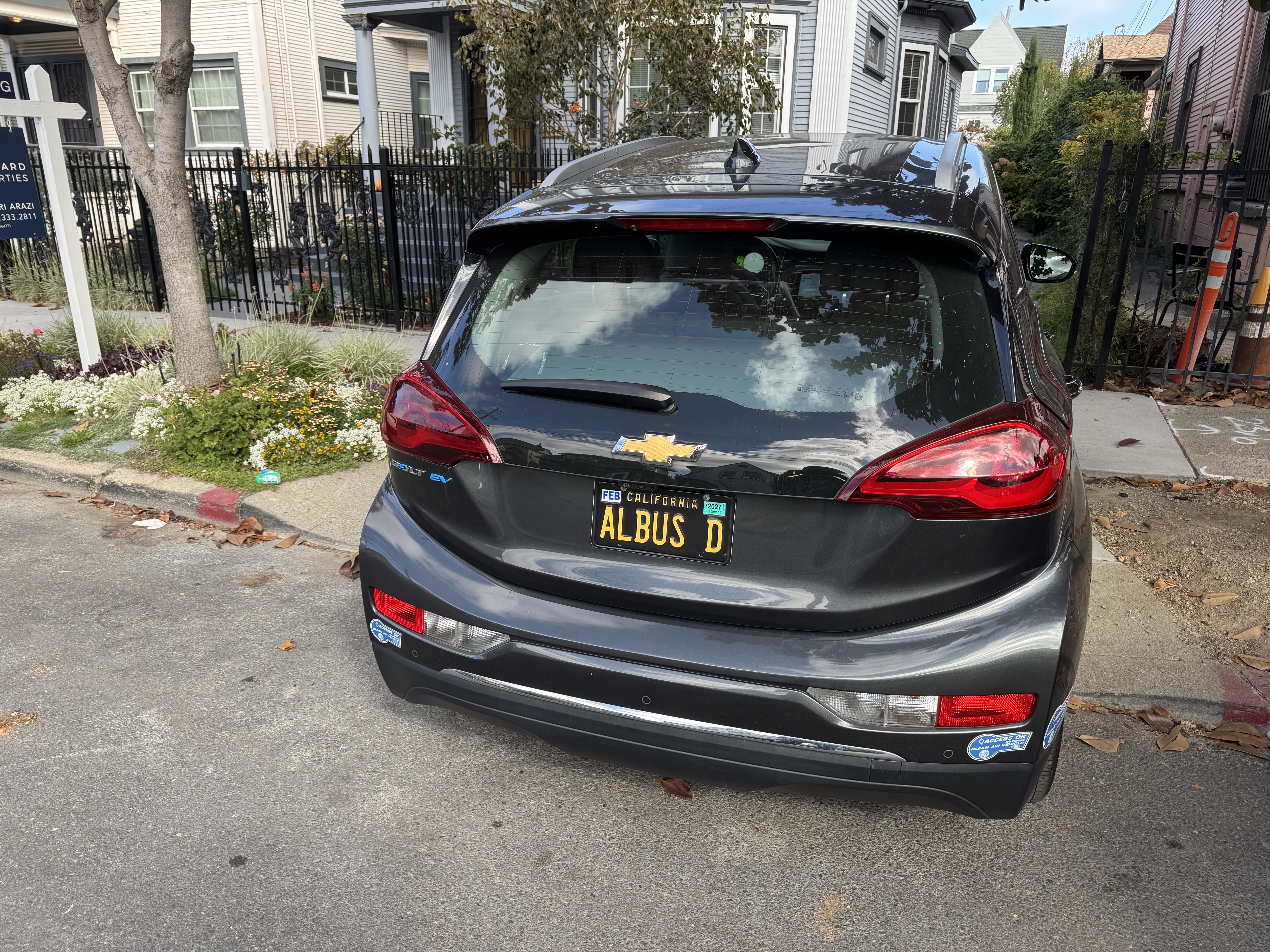 Used 2021 Chevrolet Bolt Premier w/ Infotainment Package FWD image 7
