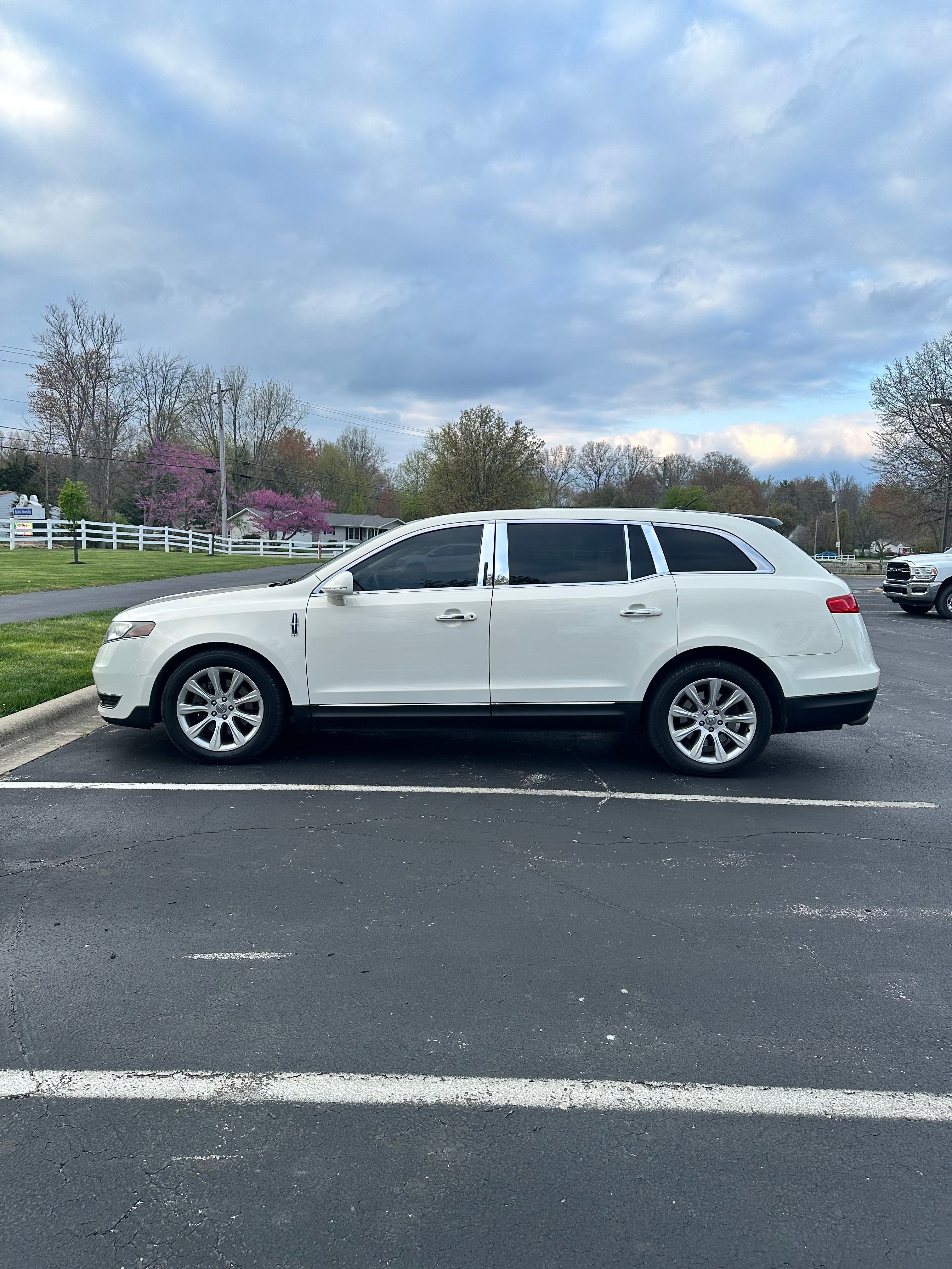 Used 2013 Lincoln MKT AWD image 9