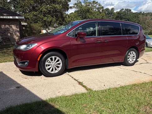 Used 2019 Chrysler Pacifica Touring Plus w/ Advanced Safetytec Group FWD image 2