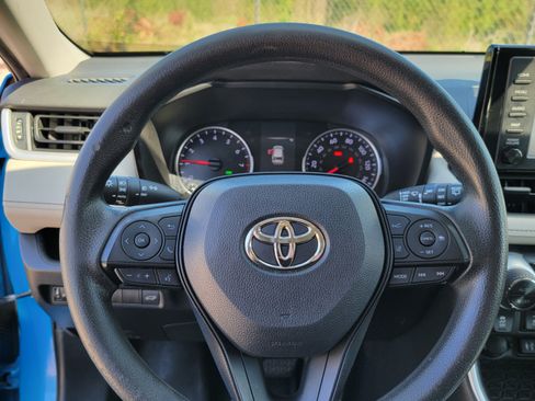 Used 2019 Toyota RAV4 XLE w/ Convenience Package FWD image 16