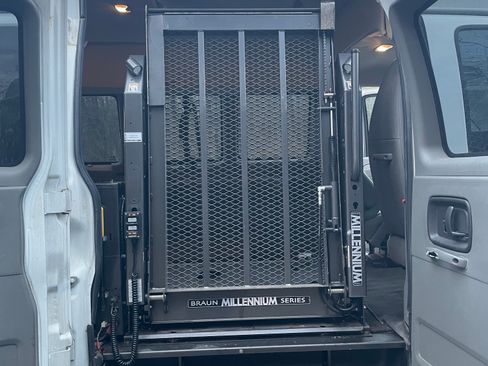 Used 2011 GMC Savana 2500 LT w/ LT Preferred Equipment Group image 6