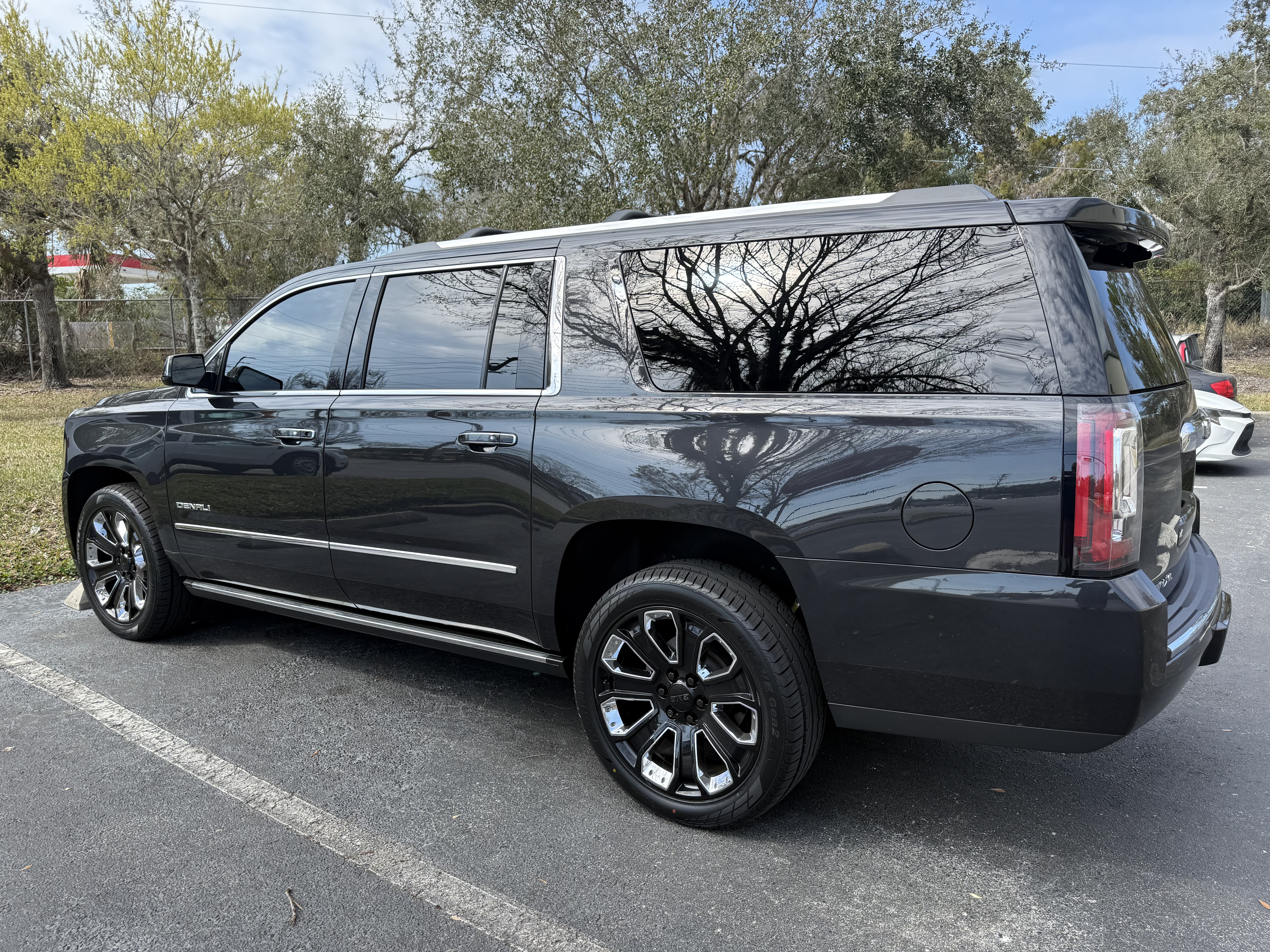 Used 2020 GMC Yukon XL Denali w/ Denali Ultimate Package AWD/4WD image 2