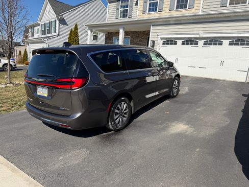 Used 2022 Chrysler Pacifica Touring-L image 8