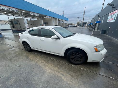Used 2010 Dodge Avenger R/T image 4