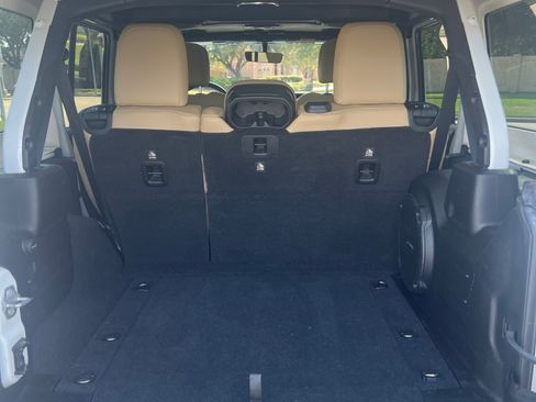 Used 2018 Jeep Wrangler Unlimited Sahara AWD/4WD image 8
