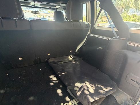 Used 2017 Jeep Wrangler Unlimited Sahara w/ Connectivity Group AWD/4WD image 17