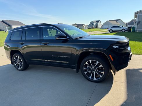 Used 2023 Jeep Grand Cherokee L Overland w/ MOPAR Finishing Package AWD/4WD image 15