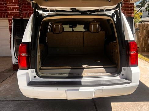 Used 2020 Chevrolet Suburban LT w/ Luxury Package image 4