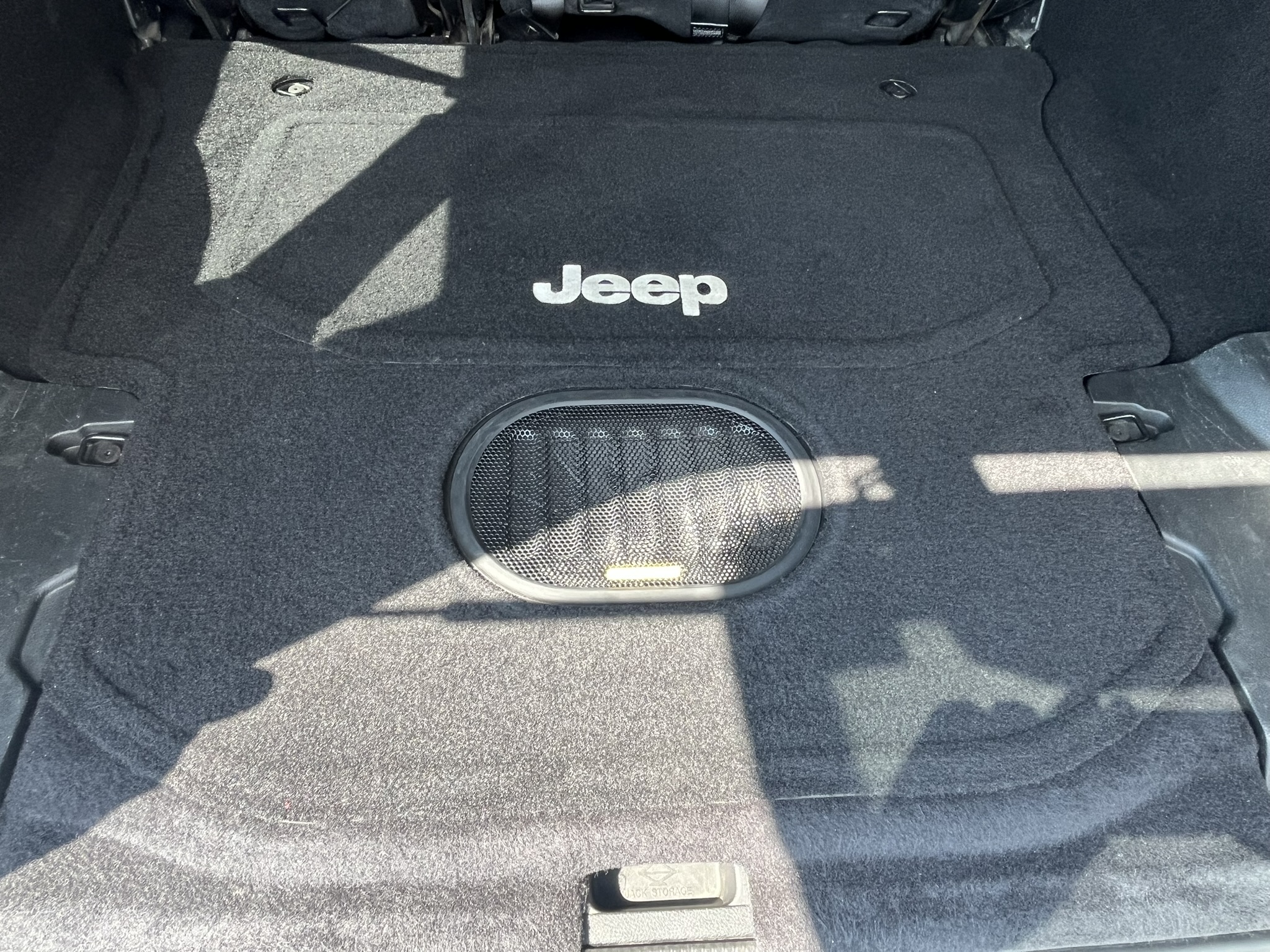 Used 2016 Jeep Wrangler Unlimited Rubicon w/ Connectivity Group AWD/4WD image 13