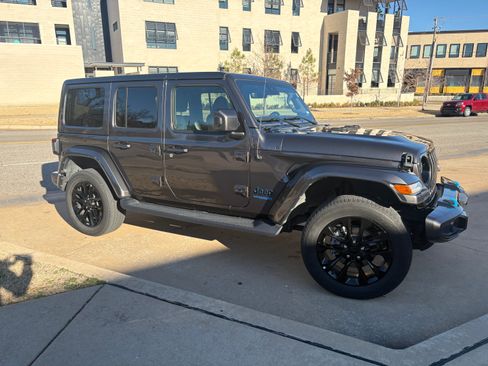 Used 2021 Jeep Wrangler Unlimited Sahara image 5