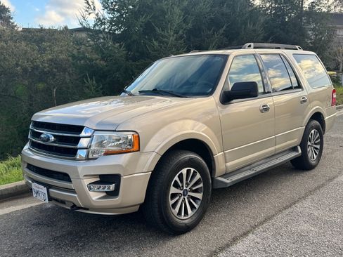 Used 2017 Ford Expedition XLT image 1