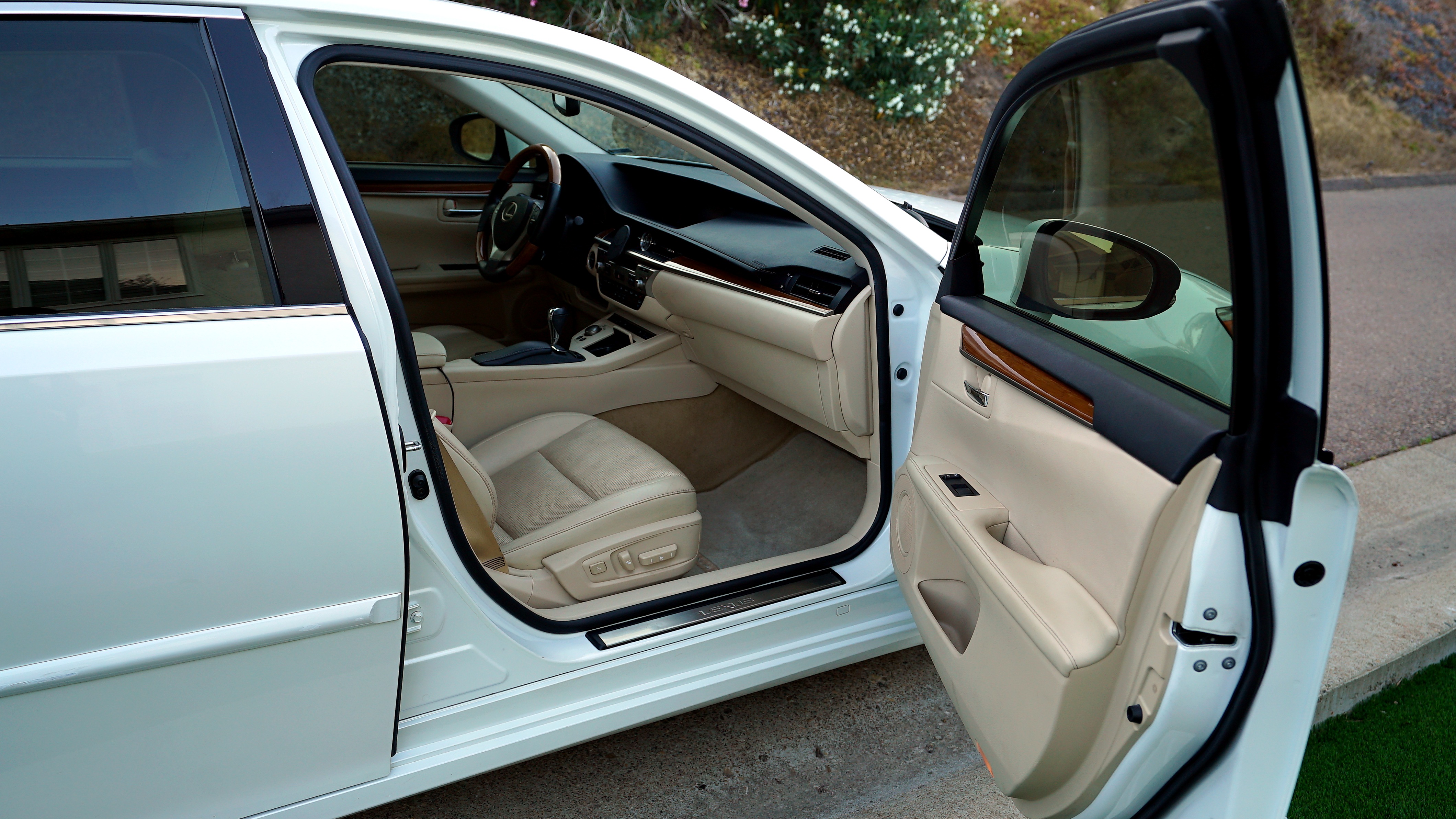 Used 2013 Lexus ES 300h w/ Luxury Pkg FWD image 15