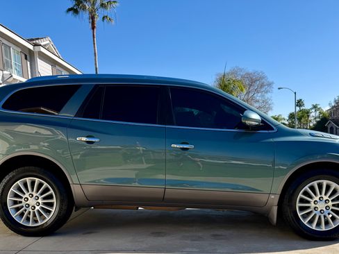 Used 2010 Buick Enclave CXL image 12