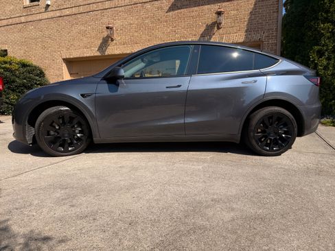 Used 2023 Tesla Model Y Long Range AWD/4WD image 1
