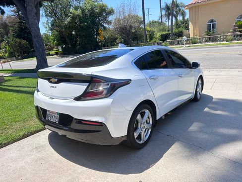 Used 2017 Chevrolet Volt LT FWD image 4
