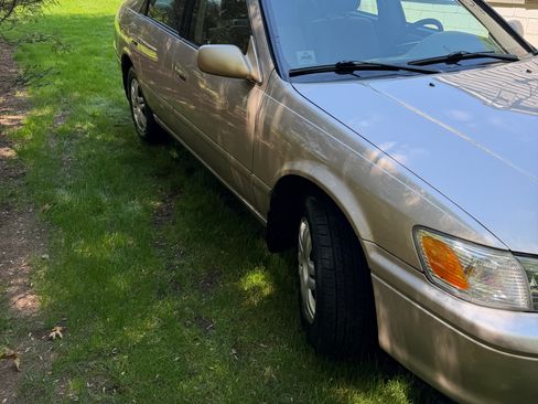 Used 2001 Toyota Camry LE FWD image 2