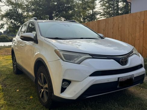 Used 2018 Toyota RAV4 XLE AWD/4WD image 1