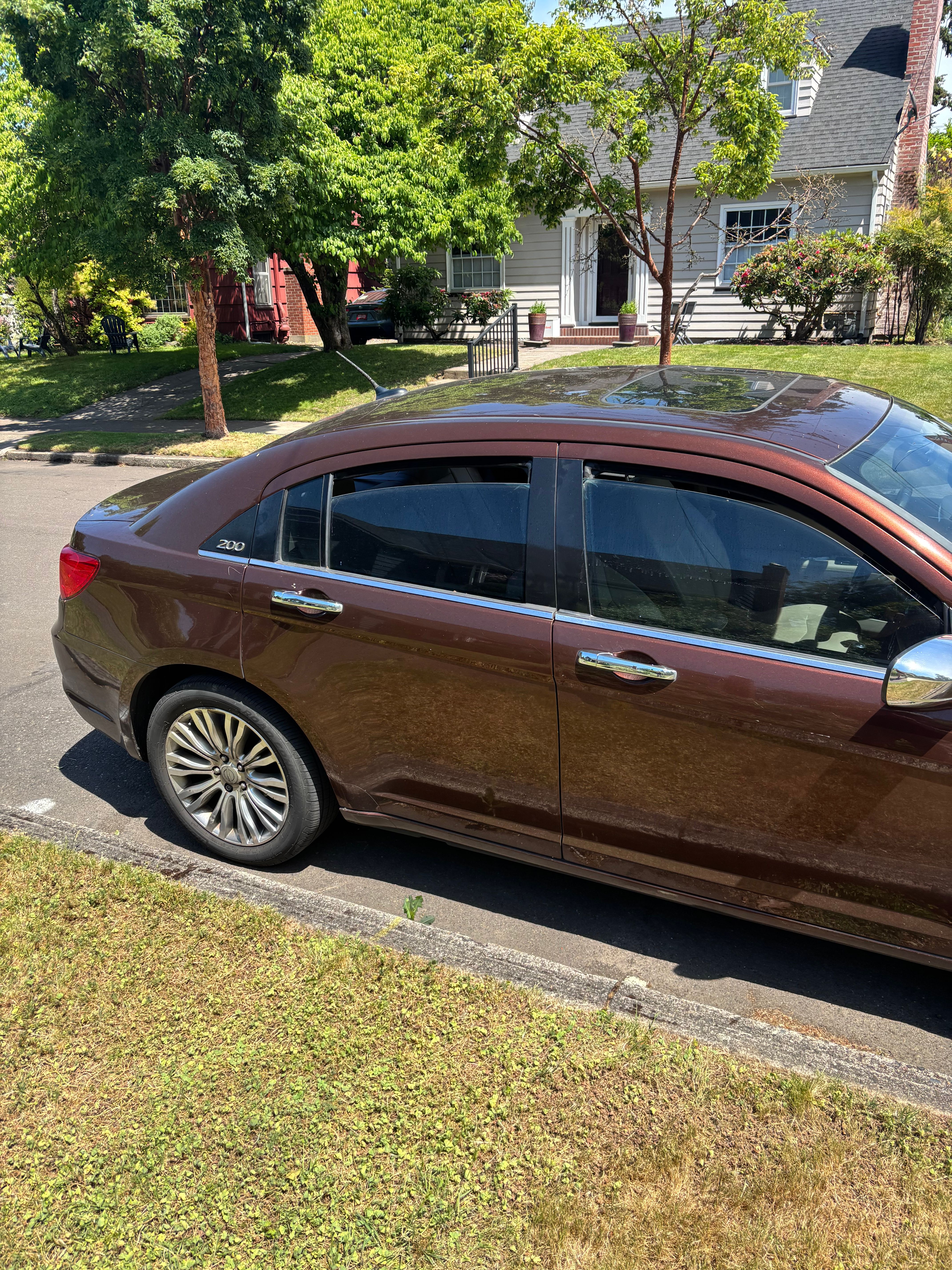 Used 2012 Chrysler 200 Limited FWD image 2